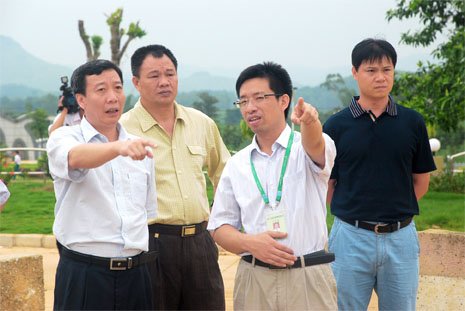 謝迺堂（左一）對(duì)湘桂循環(huán)經(jīng)濟(jì)產(chǎn)業(yè)園建設(shè)提出意見和建議。