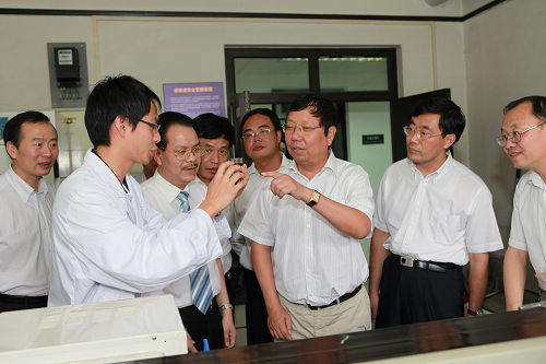 在清華大學(xué)生物柴油研究室，趙樂秦（右三）一行聽取關(guān)于微藻生物柴油研發(fā)的情況